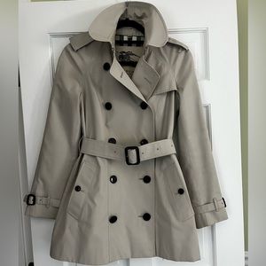Burberry Heritage Short Trench Coat!